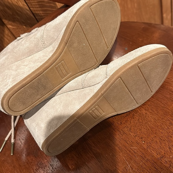 EUC - size 7.5 Toms booties. Only worn twice! Practically brand new! - Picture 4 of 5